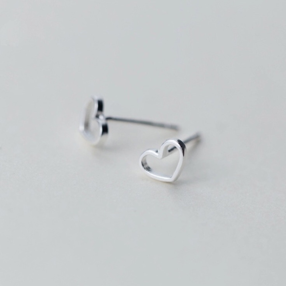 925 Sterling Silver Dainty Heart Earrings
